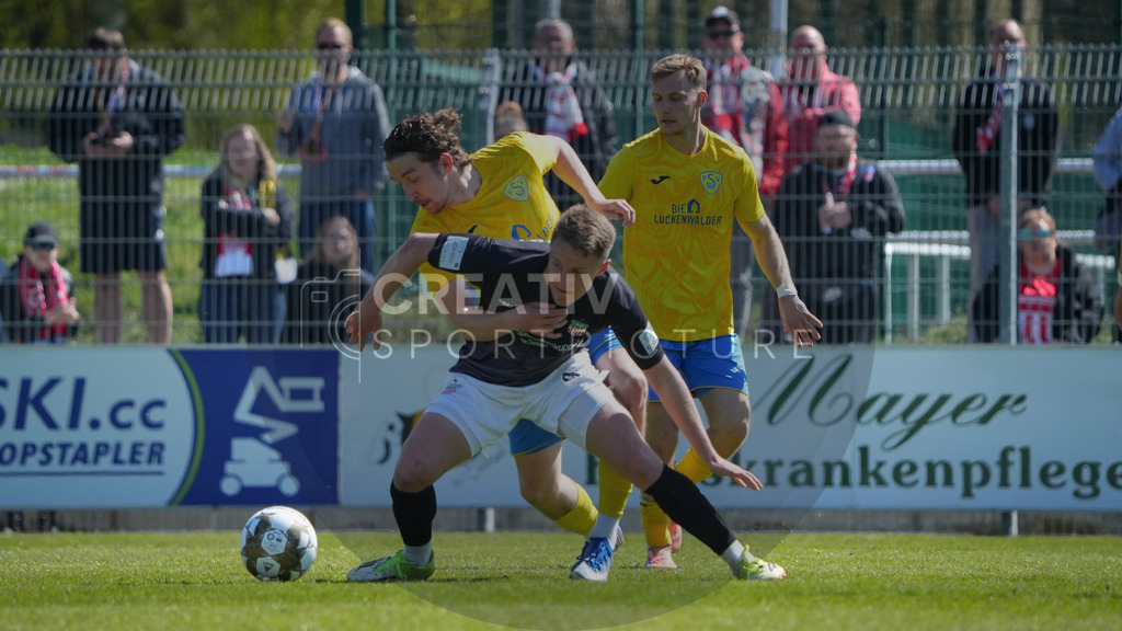 FFußball, Herren, Saison 2025/2026, Regionalliga Nordost, 31. Spieltag, FSV 63 Luckenwalde vs. FSV Zwickau, Sonntag 26.04.2026, Werner-Seelenbinder-Stadion Luckenwalde | Fußball, Herren, Saison 2025/2026, Regionalliga Nordost, 31. Spieltag, FSV 63 Luckenwalde vs. FSV Zwickau, Sonntag 26.04.2026, Werner-Seelenbinder-Stadion Luckenwalde, Im Bild: Sofiene Jannene (l. Luckenwalde) und Daniel Haubner (r. Zwickau) - Realisiert mit Pictrs.com