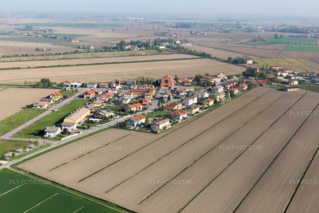 Aerial view: View of the town in Castello di Brussa in the state Veneto, Italy. – Photo: IMG_098833.jpg taken on 04/08/2017 by Werner Riehm/FLY-FOTO.com – Resolution of the original: 5472 x 3648 px