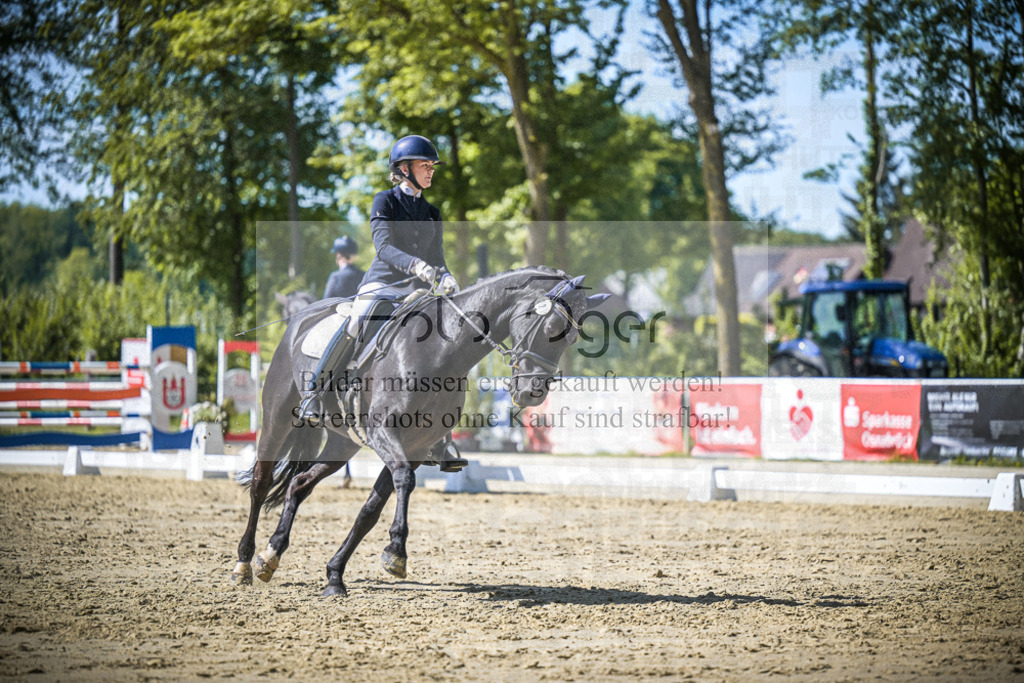 DOS_1546 | Entdecke hochwertige Reitturnierfotos von Foto Oger. Professionell, emotional und authentisch – jetzt Lieblingsmomente im Shop bestellen.Deutschlandweite Turnierfotografie. - Realisiert mit Pictrs.com