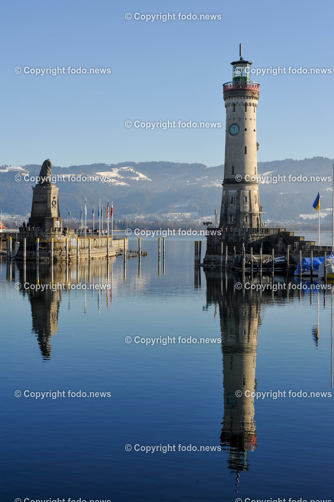 Deutschland_ Bayern_ Lindau am Bodensee_ 29.12.2024-2 | 29.12.2024, Deutschland, GER, Bayern, Lindau am Bodensee, im Bild Stadtansichten, Gebauede, Sehenswuerdigkeiten, Wahrzeichen, Leuchtturm, Loewenfigur, Reise, Feature, Travel, Tourismus, Bodensee, Schiff, SchifffahrtLindau am Bodensee ist eine deutsche Mittelstadt im Suedwesten von Bayern. Der historische Stadtkern der ehemaligen Reichsstadt mit der Maximilianstraße im Zentrum liegt auf einer Insel im oestlichen Teil des Bodensees. Die Insel ist durch eine Straßenbruecke und den Lindauer Eisenbahndamm mit den Stadtteilen auf dem Festland verbunden. Lindau ist eine Große Kreisstadt und der Verwaltungssitz des gleichnamigen Landkreises im bayerischen Regierungsbezirk Schwaben. Quelle: Wikipedia