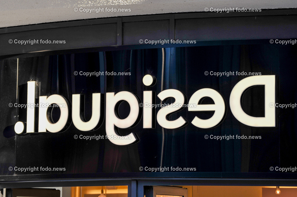 Deutschland_ Baden-Wuerttemberg_ Stuttgart_ 04.01.2025-22 | 04.01.2025, Deutschland, GER, Baden-Wuerttemberg, Stuttgart, im Bild Themenbild, Desigual, Bekleidung, Handel, Waren, Geschaeft, Store, Verkauf, Schild, Tafel, Logo, Stadtansichten, Feature, Symbolbild