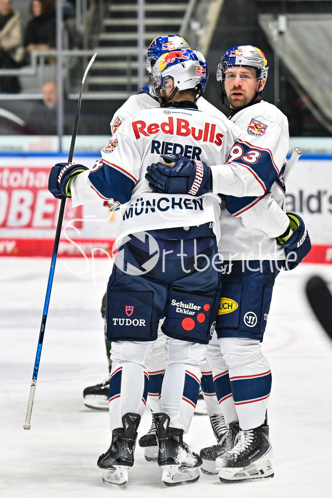Augsburger Panther - EHC RB München | AUGSBURG, DEUTSCHLAND - 27. FEBRUAR: Jubel der Gäste nach dem Treffer zum 1-4 durch Tobias RIEDER (RB München 8) / Tor / Torschuetze / Freude / Happy während dem Match zwischen den Augsburger Panthern und dem EHC RB München am 46. Spieltag der Penny DEL im Curt Frenzel Stadion