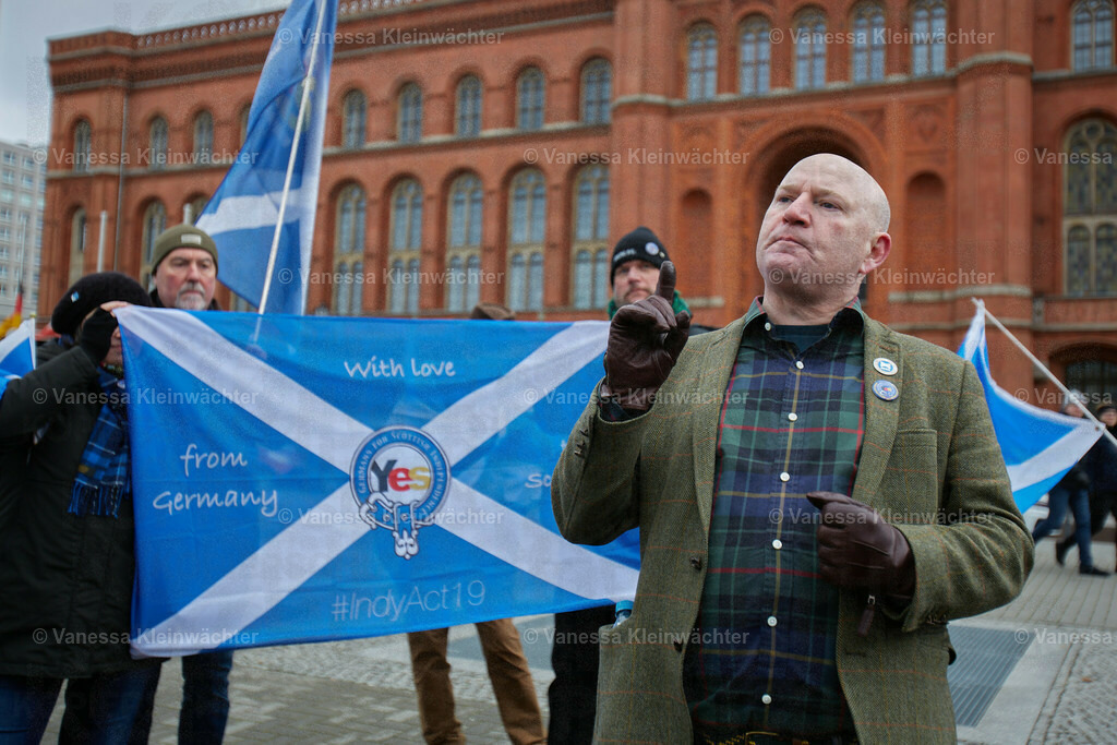 #IndyBerlin23 - Demonstration für schottische Unabhängigkeit | Neale Hanvey (Alba Party)

Rund 60 Personen ziehen am 11.03.2023 mit einer Demonstration vom Brandenburger Tor an der Britischen Botschaft vorbei zum Roten Rathaus, um die Unabhängigkeit Schottlands zu fordern.

On March 11, 2023, approx. 60 people rally in support of the Scottish independence, marching from Brandenburg Gate via the British Embassy to the Red Town Hall. - Realisiert mit Pictrs.com