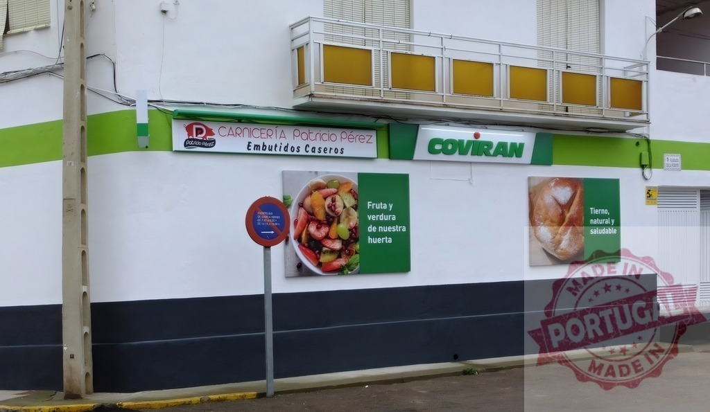Coviran supermarket exterior offering fresh fruits and bread in Spain | Coviran grocery store exterior with signs for fresh produce and baked goods - Realisiert mit Pictrs.com