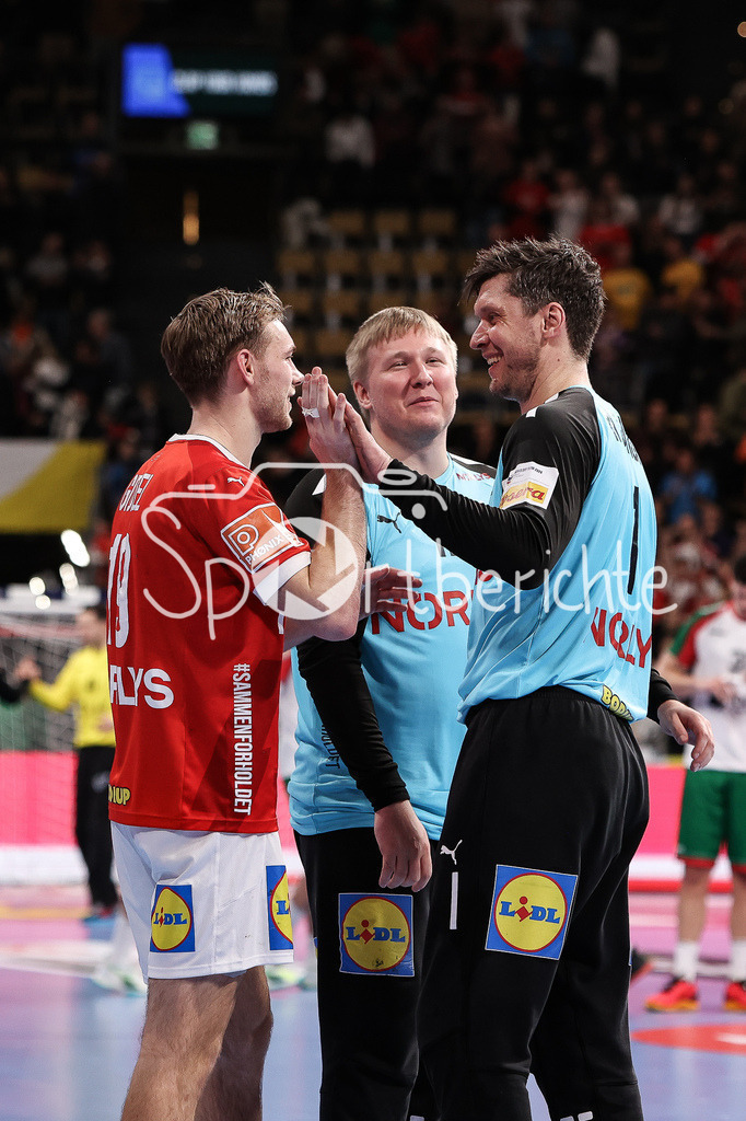 Dänemark - Portugal | Das Team aus Daenemark freut sich ueber den Sieg gegen Portugal / Mathias GIDSEL (DEN #19), Emil NIELSEN (DEN #2), Niklas LANDIN JACOBSEN (DEN #1)