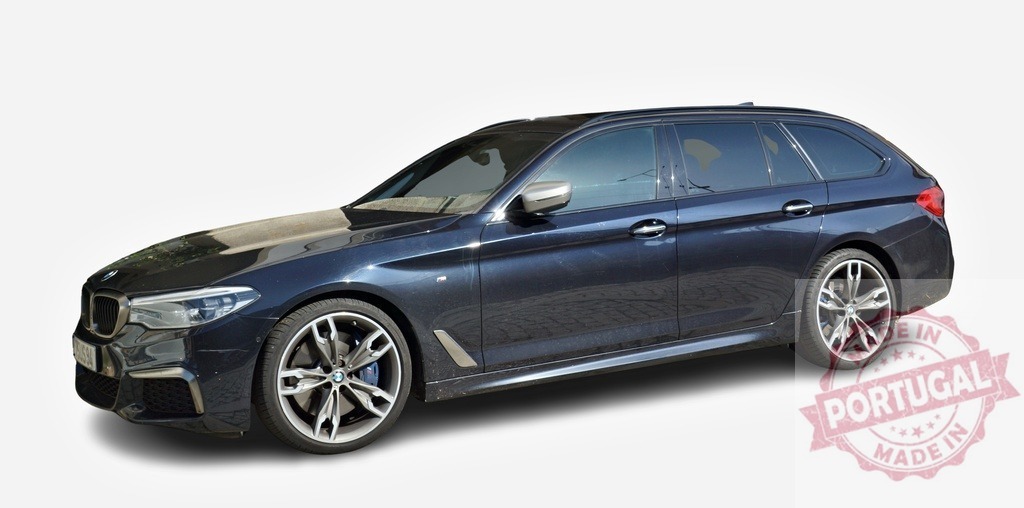 BMW 5 series touring parked on white background | Modern, dark blue BMW 5 series station wagon parked on a white background, showcasing its sleek design and sporty features - Realisiert mit Pictrs.com