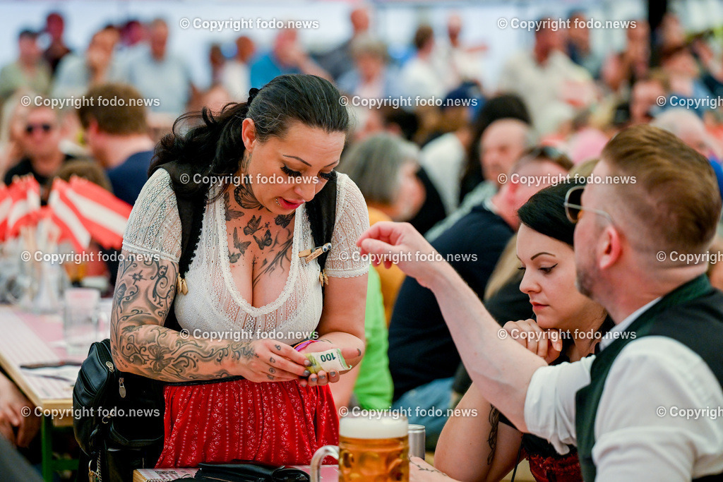Urfahraner Jahrmarkt_ 1.Mai Kundgebung FPOE_ 01.05.2025-189 | 01.05.2025, Urfahraner Jahrmarkt, AUT, 1.Mai Kundgebung FPOE, im Bild Besucher im Bierzelt der 1.Mai Kundgebung FPOE