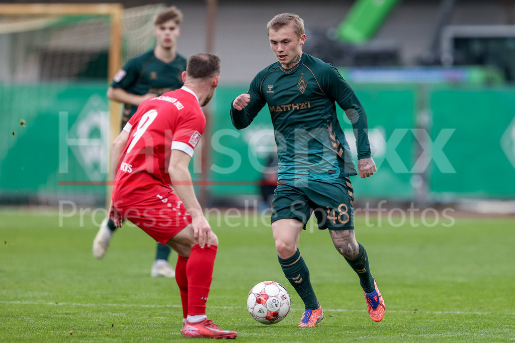 Fussball, Regionalliga Nord, SV Werder Bremen II - FSV Schöningen | v.li.: Federico Palacios (FSV Schöningen, 9) und Isak Hansen-Aaroen (Aaröen, SV Werder Bremen II, 48) im Zweikampf, Duell, Dynamik, Aktion, Action, Spielszene