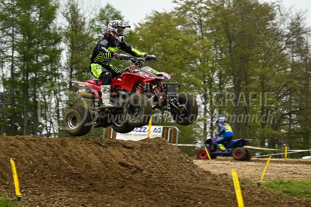 Motocross Schlatt bei Winterthur - 30. April 2023 | Quadfahrer in der Kategorie Quad am Motocross Schlatt bei Winterthur, 30. April 2023. 
Instagram: @mx_schlatt | @mc_wila | @sam_schweiz
Bild: Sportfotografie Markus Aeschimann | www.markus-aeschimann.ch - Realisiert mit Pictrs.com