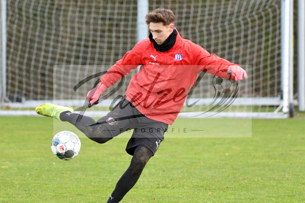 20200221_TRAOSN_0041 | Fussball, Herren: Torhueter Nils Koerber (VfL Osnabrueck) in Aktion, am Ball, Einzelaktion waehrend der Trainingseinheit des VfL Osnabrueck im Sportpark Illoshoehe am 21.02.2020 in Osnabrueck, Deutschland. - Realisiert mit Pictrs.com