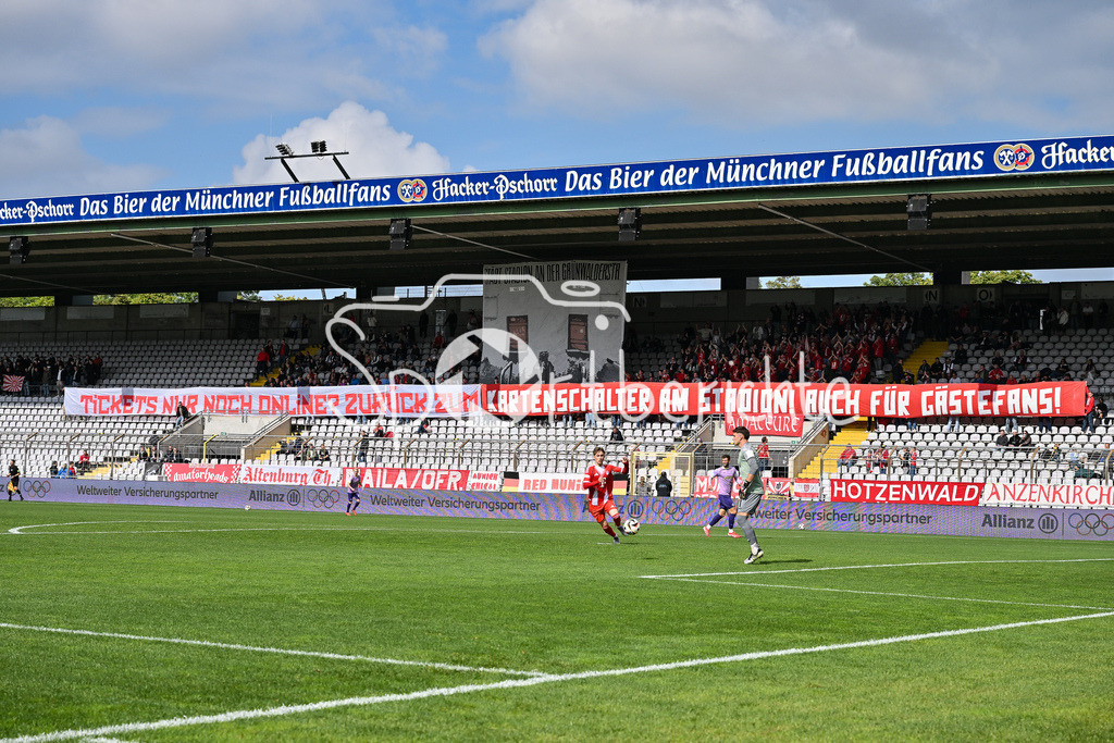 FC Bayern Amateure - FC Würzburger Kickers | Die Fans der Bayern Amateure haben eine Choreo vorbereitet zu Spielbeginn / Regionalliga Bayern: FC Bayern Amateure - FC Würzburger Kickers; Grünwalder Stadion am 27.09.2025
