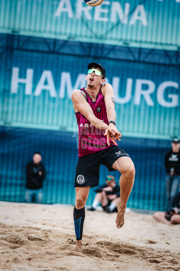 Beachvolleyball | Männer | Queen and King of the Court | Hamburg | 02.06.2024 | Lukas Pfretzschner nimmt den Ball an