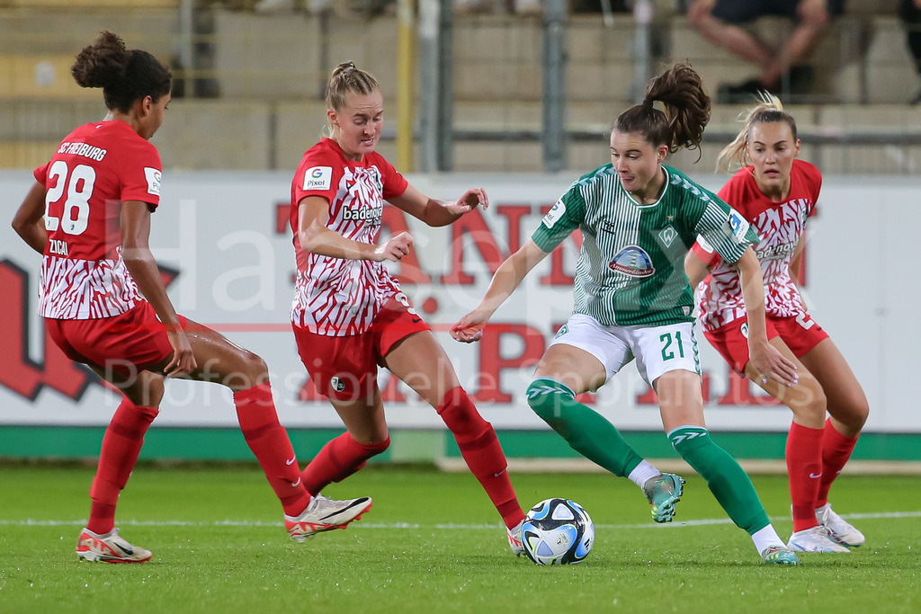 Fussball, Google Pixel Frauen-Bundesliga, SC Freiburg - SV Werder Bremen | v.li.: Cora Zicai (SC Freiburg, 28), Janina Minge (SC Freiburg, 9) und Chiara Hahn (SV Werder Bremen, 21) im Zweikampf, Duell, Dynamik, Aktion, Action, Spielszene, DIE DFB-RICHTLINIEN UNTERSAGEN JEGLICHE NUTZUNG VON FOTOS ALS SEQUENZBILDER UND/ODER VIDEOÄHNLICHE FOTOSTRECKEN. DFB REGULATIONS PROHIBIT ANY USE OF PHOTOGRAPHS AS IMAGE SEQUENCES AND/OR QUASI-VIDEO.
