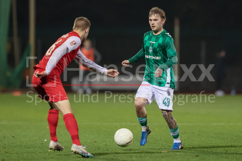 Fussball, Regionalliga Nord, SV Werder Bremen II - TSV Havelse | v.li.: Torben Engelking (TSV Havelse, 16) und Isak Hansen-Aaroen (Aaröen, SV Werder Bremen II, 48) im Zweikampf, Duell, Dynamik, Aktion, Action, Spielszene