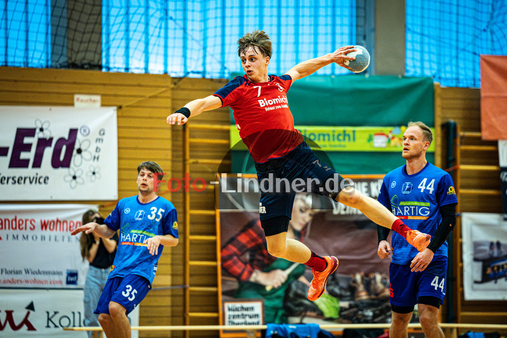 TSV Weiheim gegen SG Kaufbeuren/Neugablonz | Bezirksoberliga Handball Herren 2025/26, TSV Weiheim gegen SG Kaufbeuren/Neugablonz, 20251004,Sprung Eil GANGUIN (TSV Weilheim 7),2025-10-04 in Weilheim (Jahnhalle)Eil GANGUIN (TSV Weilheim 7), Stefan GELLRICH (SG Kaufbeuren/Neugablonz 35), Konstantin BALKOW (SG Kaufbeuren/Neugablonz 44)Copyright: WolfgangxLindner 