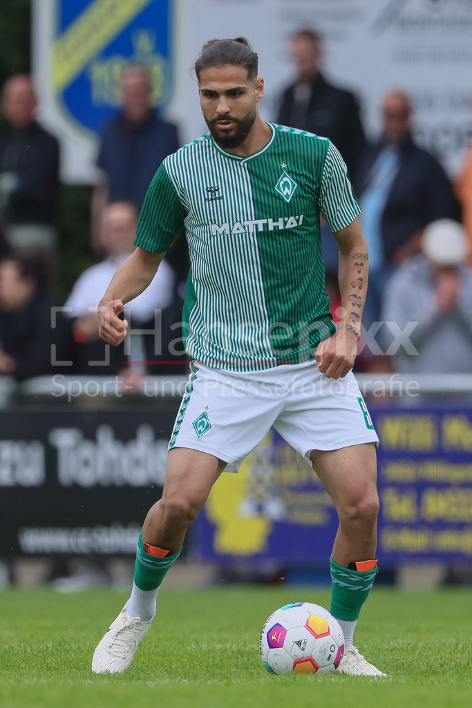 Fussball, Relegation Regionalliga Nord, SV Werder Bremen II - Holstein Kiel II | v.li.: Mikail Polat (SV Werder Bremen II, 8) am Ball, Freisteller, Einzelbild, Ganzkörper, Aktion, Action, Spielszene