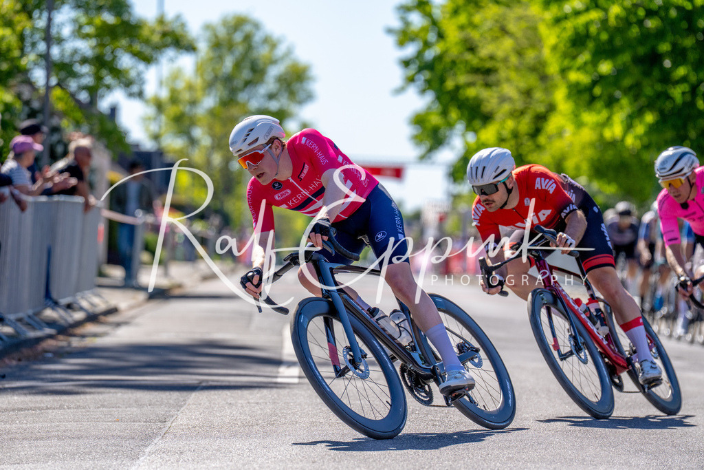Spurt in den Mai 2026 - Großer Preis der Sparkasse Neuss | Annual one-day road cycling race "Großer Preis der Sparkasse Neuss" held in Büttgen, Germany, organized by VfR Büttgen 1912 e.V. The event features multiple races across all age categories from U11 youth to Elite men. - Realisiert mit Pictrs.com