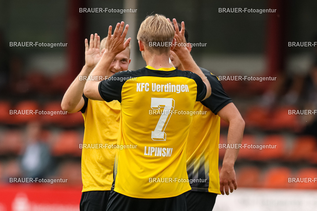 1_SVSKFC_20250726_0646.JPG -  - SV Schermbeck - KFC Uerdingen  - Testspiel | Schermbeck, Deutschland, 26.07.25: Alexander Lipinski (KFC Uerdingen) Torjubel, jubelt mit seiner Mannschaft nach dem Treffer zum 0:3 während des Testspiel Spiels zwischen SV Schermbeck - KFC Uerdingen  in der Volksbank Arena am 26. July 2025 in Schermbeck, Deutschland. (Foto von Stefan Brauer/Brauer-Fotoagentur)