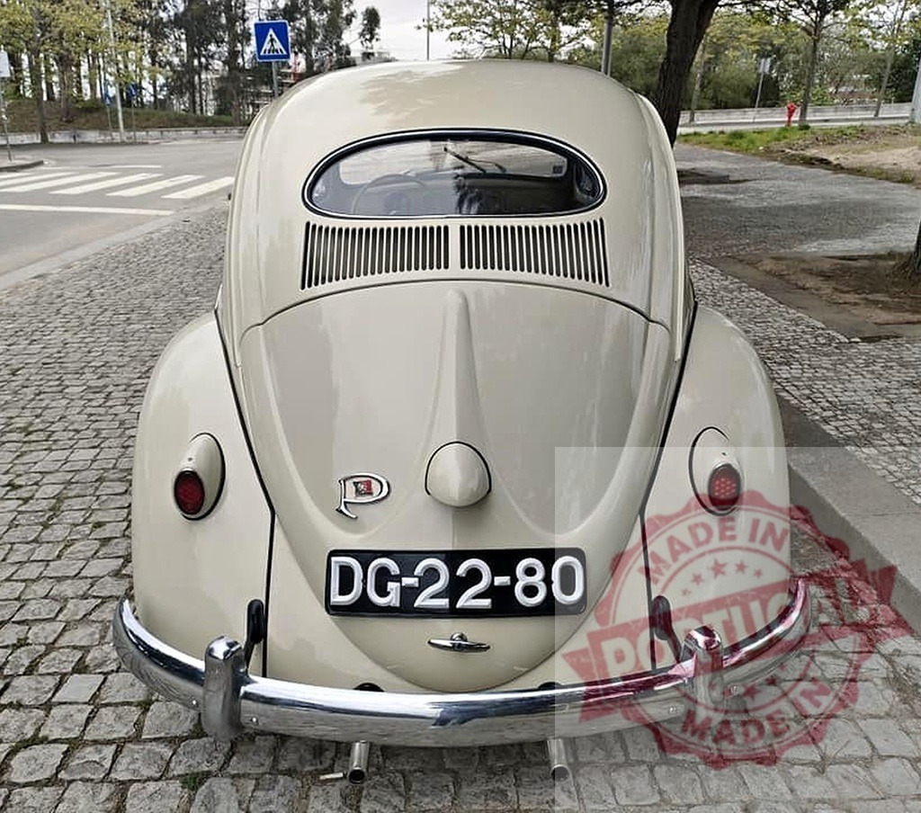 Volkswagen Beetle classic car parked on cobblestone street | Cream Volkswagen Beetle with rear oval window and chrome bumper parked on a city street - Realisiert mit Pictrs.com