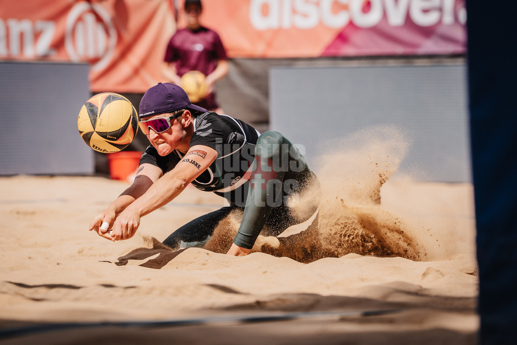 Beachvolleyball | Frauen | Allianz German Beach Tour 2025 | Tourstop Düsseldorf | 17.05.2025 | Melanie Gernert nimmt den Ball an