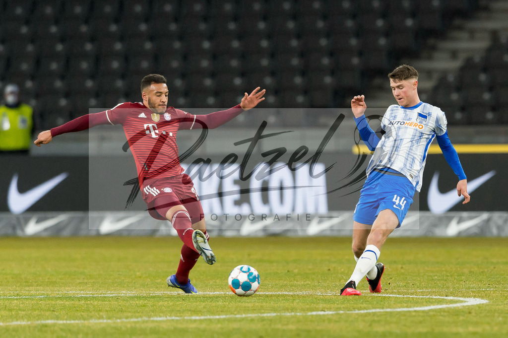 BSCFCB20220123_060 | Fussball, Herren: Corentin Tolisso (FC Bayern Muenchen) und Linus Jasper Gechter (Hertha BSC) im Zweikampf bei dem Spiel der 1. Bundesliga zwischen Hertha BSC und FC Bayern Muenchen im Olypiastadion am 23.01.2022 in Berlin, Deutschland.DFB / DFL REGULATIONS PROHIBIT ANY USE OF PHOTOGRAPHS AS IMAGE SEQUENCES AND/OR QUASI-VIDEO. - Realisiert mit Pictrs.com