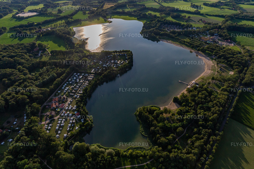 Vue aérienne: Zones riveraines du lac de « Het Hilgelo » à le quartier ten noorden van Winterswijk in Winterswijk dans le département Gueldre, Pays-Bas. Photo: IMG_007981.jpg prise le 12/07/2020 par Werner Riehm/FLY-FOTO.eu – Résolution de l'original: 5472 x 3648 px