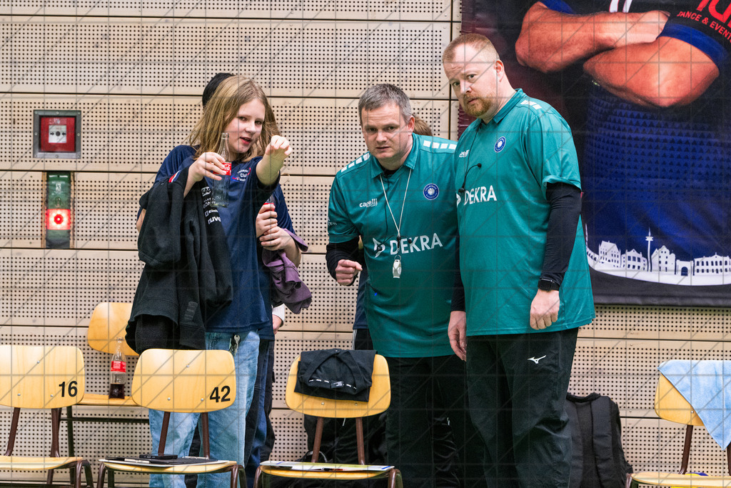 2. VBLF Nord 25/26 | Spiel 4072 | VC Osnabrück vs. Schweriner SC II | Besprechung der Ballroller und Wischer mit den Schiedsrichtern. //  17.01.26: 2. VBLF Nord 25/26 | Spiel 4072 | VC Osnabrück vs. Schweriner SC II / Osnabrück / Deutschland  //   CREDIT:www.bullenfotos.de, Martin König, Hörner Weg 40, D-49078 Osnabrück, +4917663732967 // Nutzung und Weitergabe nur zu den vereinbarten Zwecken. Presseanfragen an Ersteller. Alle Rechte beim Ersteller. Honorierung nach MFM. - Realisiert mit Pictrs.com