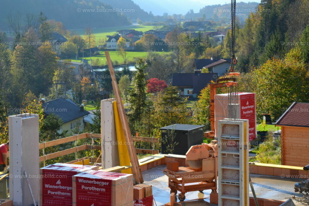 Betonstützen und Ziegelmauerwerk auf Kellerdecke  | Kellerdecke mit Betonstützen und angesetzten Ziegeln für aufgehendes Mauerwerk EG