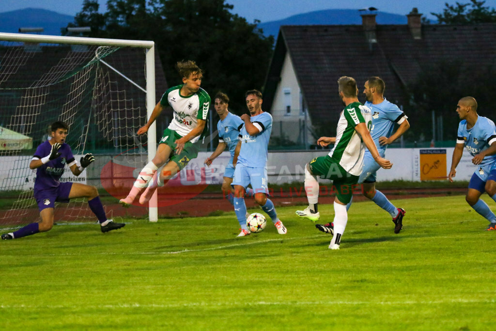 VST Völkermarkt - SVG Bleiburg 2-2, Kärntner Liga 2. Runde | Alexander Hautz (SVG Bleiburg #1) Valentin Safran (VST Völkermark #14) Alen Martinovic (SVG Bleiburg #18) Ziga Anzelj (VST Völkermark #10) VST Völkermarkt - SVG Bleiburg 2-2 am 08.08.2023 in Völkermarkt
(Lilienberg Arena), Austria, (Photo by Ernst Krawagner sport-fan.at) - Realisiert mit Pictrs.com