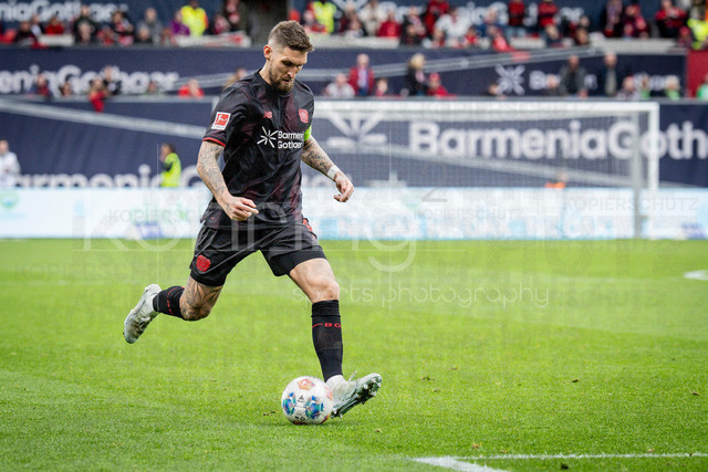 German Bundesliga, Bayer 04 Leverkusen vs. VfL Wolfsburg, 04.04.2026 | LEVERKUSEN, GERMANY - APRIL 4, 2026 :  Robert Andrich (Bayer 04 Leverkusen, 8) during the German Bundesliga match on gameday 28 between Bayer 04 Leverkusen vs. VfL Wolfsburg at BayArena on April 4, 2026 in Leverkusen, Germany. DFL REGULATIONS PROHIBIT ANY USE OF PHOTOGRAPHS AS IMAGE SEQUENCES AND/OR QUASI-VIDEO.