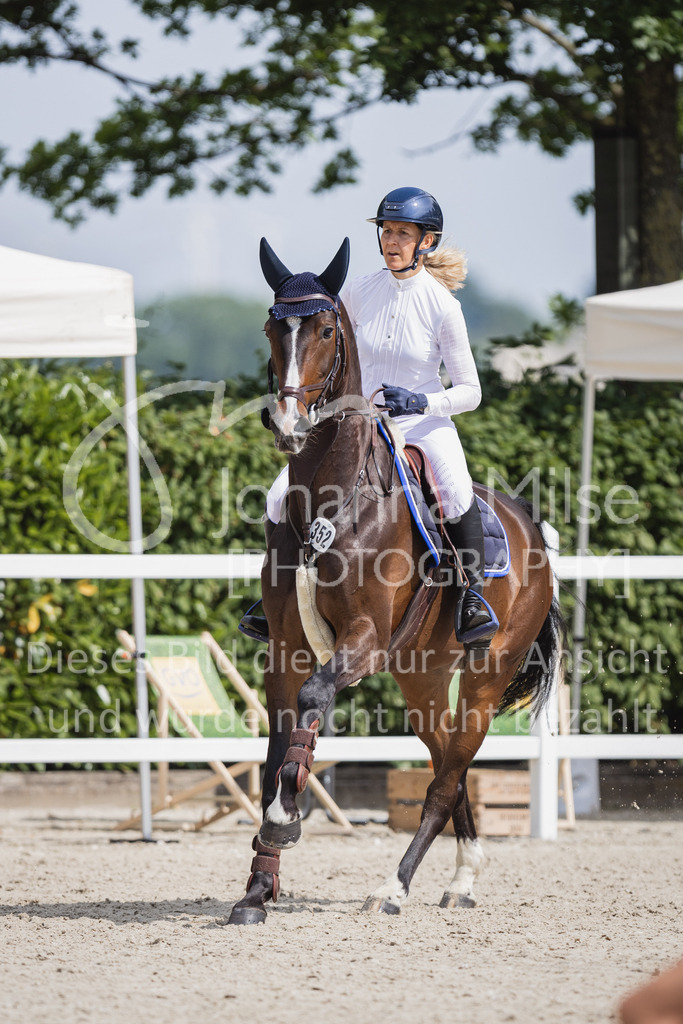 230616_Lemwerder_Springpf-M-749 | Deine schönsten Turniermomente als professionelle Fotos! Entdecke hochwertige Pferdesport-Fotografie im Online-Shop. Jetzt Fotos finden & bestellen!