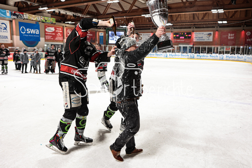 EHC Königsbrunn - TEV Miesbach | Grenzenloer Jubel beim EHC Koenigsbrunn nach dem Gewinn der Bayerliga Meisterschaft im Spiel 3 der Playoffserie gegen den TEV Miesbach / Jubel / Freude / Siegerfoto / Trainer Robert LINKE