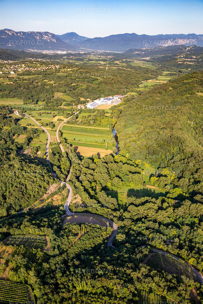 Vue aérienne: Vallée de Vipava vue de l'ouest à le quartier Batuje in Ajdovščina dans le département Slovénie, Slovénie. Photo: IMG_137474.jpg prise le 14/07/2023 par Werner Riehm/FLY-FOTO.eu – Résolution de l'original: 3648 x 5472 px
