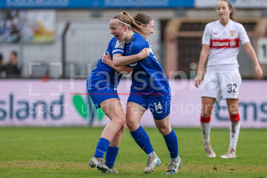 Fussball, 2. Frauen-Bundesliga, SV Meppen - VfB Stuttgart | v.li.: Laura Bröring (SV Meppen, 6) und Torschützin Bente Bode (SV Meppen, 14) mit Torjubel, Jubel, jubeln, jubelt, optimistisch, Spielszene, Highlight, Freude über das Tor zum 1:0, DIE DFB-RICHTLINIEN UNTERSAGEN JEGLICHE NUTZUNG VON FOTOS ALS SEQUENZBILDER UND/ODER VIDEOÄHNLICHE FOTOSTRECKEN. DFB REGULATIONS PROHIBIT ANY USE OF PHOTOGRAPHS AS IMAGE SEQUENCES AND/OR QUASI-VIDEO.