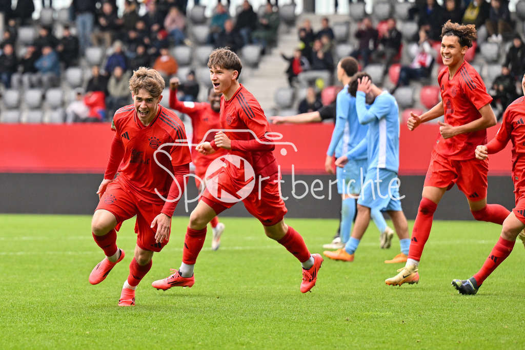 FC Bayern München U19 - TSV 1860 München U19 | Grenzenloser Jubel nach dem Treffer zum 2-1 fuer den FC BAyern durch Maximilian SCHUHBAUER (FC Bayern U19 #14) / Tor / Torschuetze / Freude / Happy / U19 DFB Nachwuchsliga: FC Bayern Muenchen U19 - TSV 1860 Muenchen U19, FC Bayern Campus am 02.11.2024