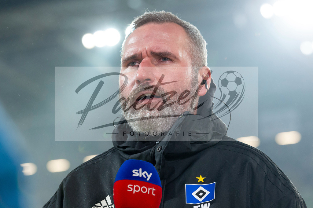 SGDHSV20220114_012 | Fussball, Herren: Trainer Tim Walter (Hamburger SV) im Interview bei dem Spiel der 2. Bundesliga zwischen SG Dynamo Dresden und Hamburger SV im Rudolf-Harbig-Stadion am 14.01.2022 in Dresden, Deutschland.DFB / DFL REGULATIONS PROHIBIT ANY USE OF PHOTOGRAPHS AS IMAGE SEQUENCES AND/OR QUASI-VIDEO. - Realisiert mit Pictrs.com