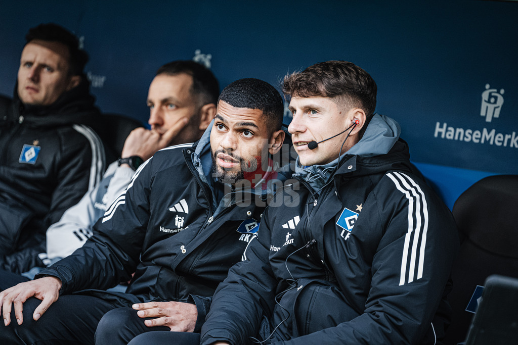 Fußball | Männer | Saison 2024/2025 | 2. Fußball-Bundesliga | 20. Spieltag | Hamburger SV vs. Hannover 96 | 02.02.2025 | Die Co-Trainer Richard Krohn (HSV, links) und Loic Fave (HSV, rechts)