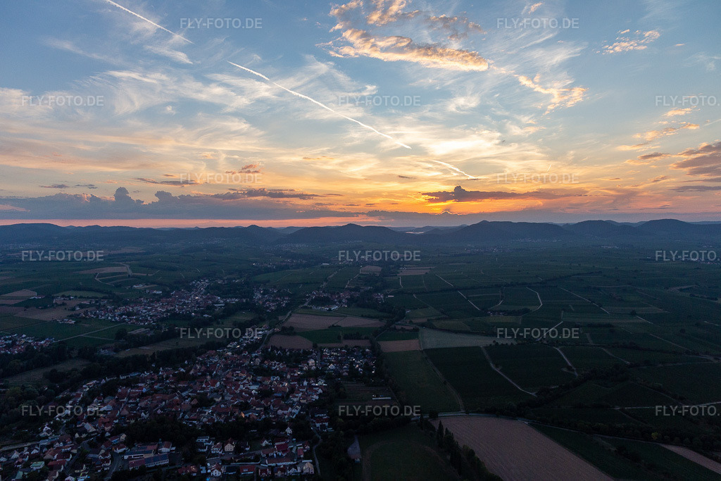 Luftbild: Sonnenuntergang in der Südpfalz im Ortsteil Mühlhofen in Billigheim-Ingenheim im Bundesland Rheinland-Pfalz in Deutschland. Foto: IMG_122337.jpg vom 15.08.2020 durch Werner Riehm/FLY-FOTO.de