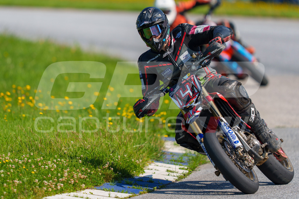 SuperMoto_Staatsmeisterschaft_Greinbach_283 | GRIPcapture steht für authentische Sportfotografie in Österreich – für Momente, die mehr sind als Geschwindigkeit oder Ergebnis. Es geht um Emotion, Spannung, Fokus und den Augenblick, der oft nur einen Wimpernschlag dauert.Ob Motorsport, Teamsport oder 