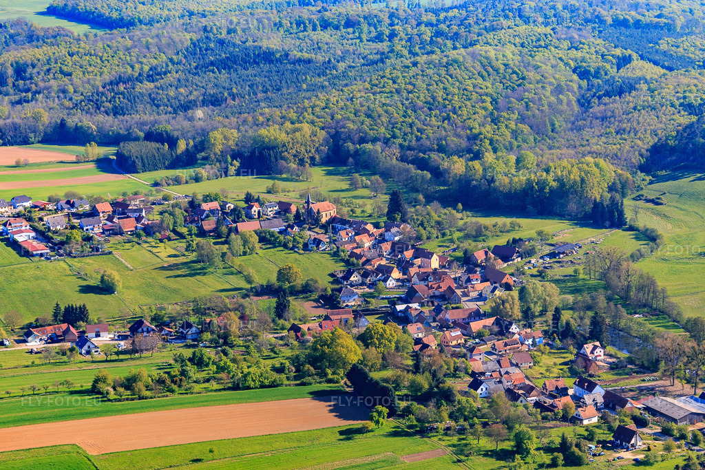Vue aérienne: Vue de la ville depuis le sud-ouest à Gundershoffen dans le département Bas Rhin, France – .Photo: IMG_099387.jpg prise le 30/04/2017 par Werner Riehm/FLY-FOTO.eu – Résolution de l'original: 5268 x 3512 px