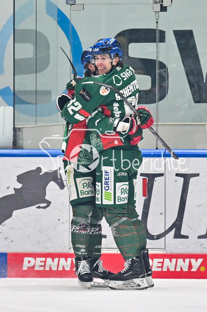 Augsburger Panther - Löwen Frankfurt | AUGSBURG, GERMANY - 16. JANUARY: Jubel der Panther nach dem Treffer zum 1-1 Ausgleich durch Alexander BLANK (Augsburger Panther 26) / Tor / Torschuetze / Freude / Happy während dem Match zwischen den Augsburger Panthern und den Löwen Frankfurt am 40. Spieltag der penny DEL im Curt Frenzel Stadion