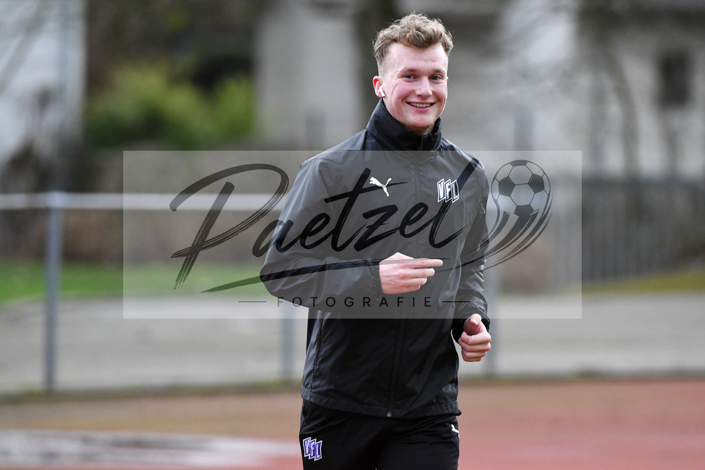 20200225_TRAOSN_0064 | Fussball, Herren: Torhueter Tom Planitz (VfL Osnabrueck) schaut waehrend der Trainingseinheit des VfL Osnabrueck im Sportpark Illoshoehe am 25.02.2020 in Osnabrueck, Deutschland. - Realisiert mit Pictrs.com
