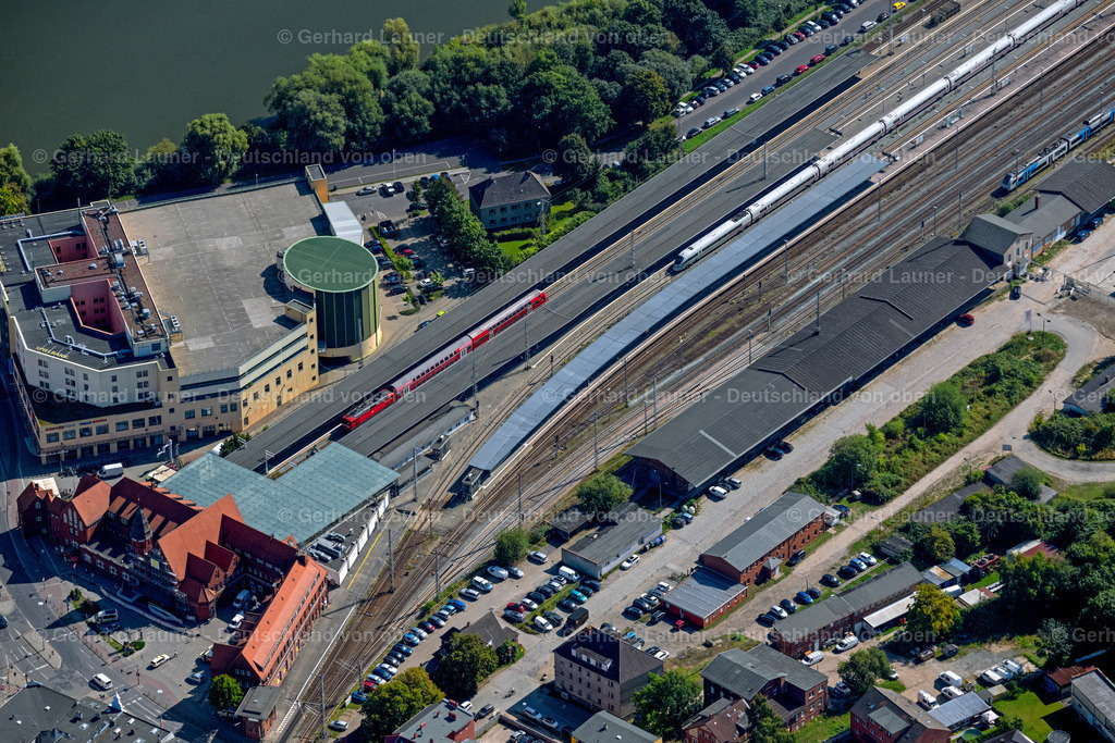 4061642 | STRALSUND 08.09.2021 Gleisverlauf und Gebäude des Hauptbahnhofes der Deutschen Bahn in Stralsund im Bundesland Mecklenburg-Vorpommern, Deutschland. Weiterführende Informationen bei: Deutsche Bahn AG. // Track progress and building of the main station of the railway in Stralsund in the state Mecklenburg - Western Pomerania, Germany. Further information at: Deutsche Bahn AG. Foto: Gerhard Launer