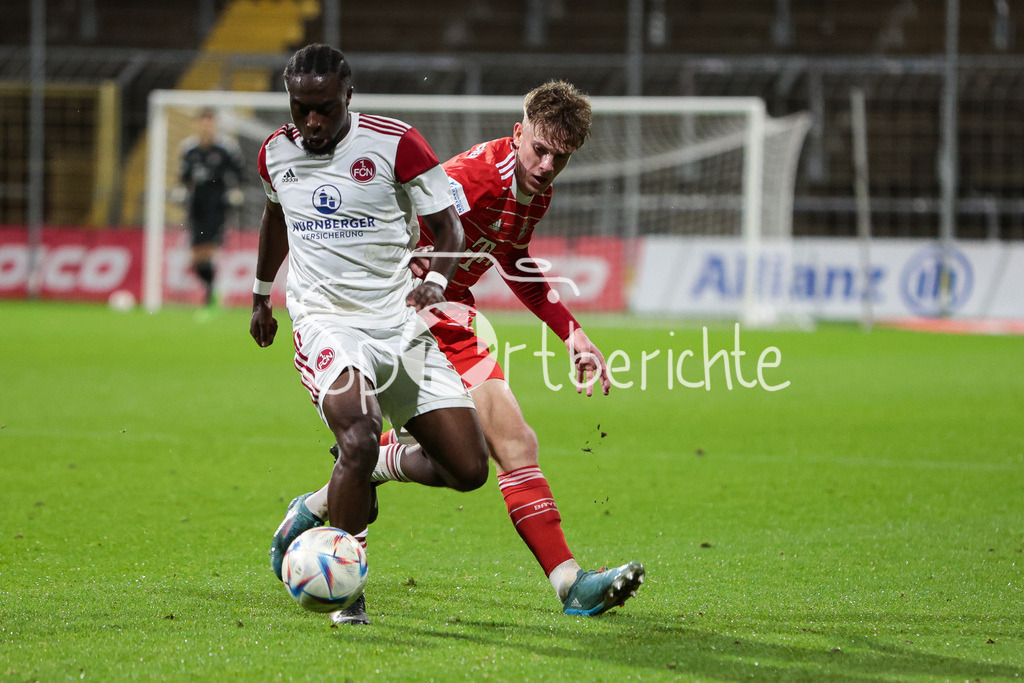 FC Bayern Amateure - 1. FC Nuernberg II | Pedro Narcios MUTEBA (FCN #7) im Duell mit David Herold (FCB #3)