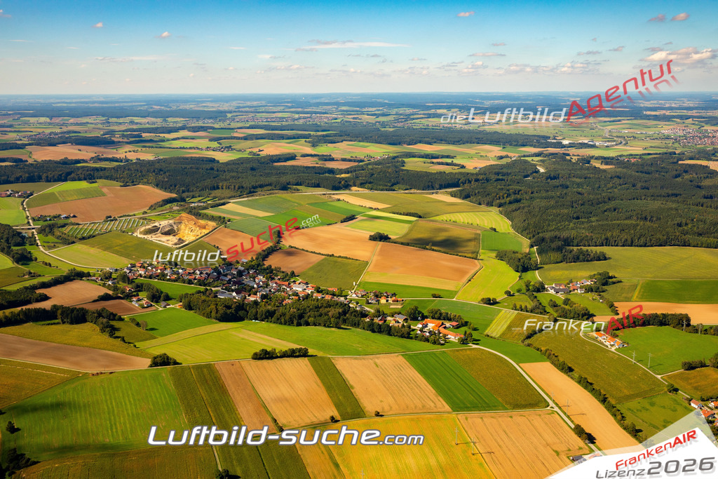 Das Luftbild zeigt : Oberhaselbach Mallersdorf-Pfaffenberg - Die Luftaufnahme wurde 2023 vom UL-Flugzeug aus erstellt ( keine Drohne ) - Hochauflösende Luftaufnahme - Für grossformatige Ausdrucke geeignet. Die Geschenkidee !Mit Lizenz und Bildrechte bestellbar