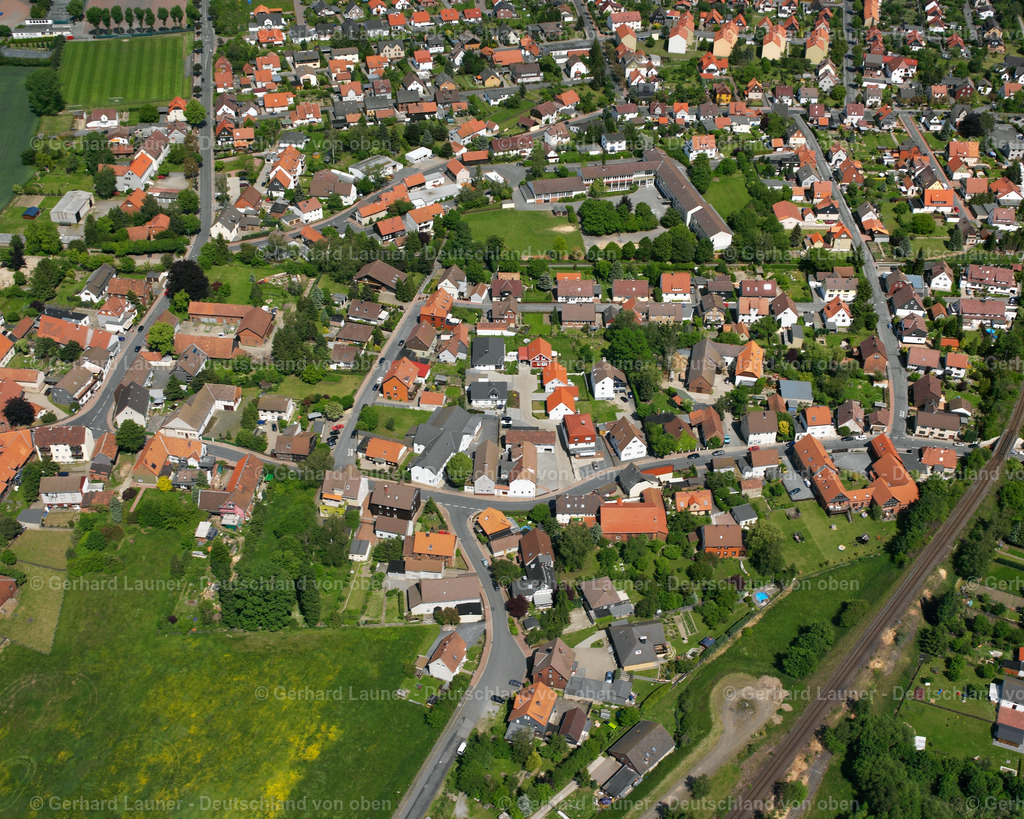 2638467 | HARLINGERODE 09.06.2006 Wohngebiet - Mischbebauung der Mehr- und Einfamilienhaussiedlung  in Harlingerode im Bundesland Niedersachsen, Deutschland // Residential area - mixed development of a multi-family housing estate and single-family housing estate  in Harlingerode in the state Lower Saxony, Germany Foto: Gerhard Launer