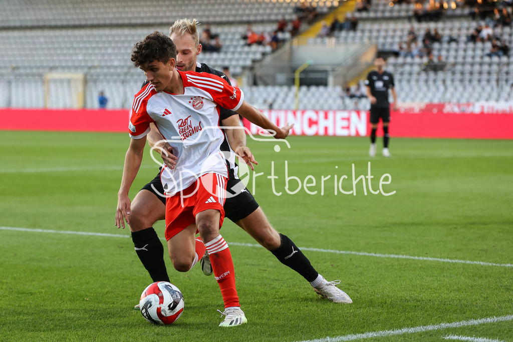 FC Bayern Amateure - FC Memmingen | Younes AITAMER (FCB #17) im Zweikampf mit Nicolai BRUGGER (FCM #4)