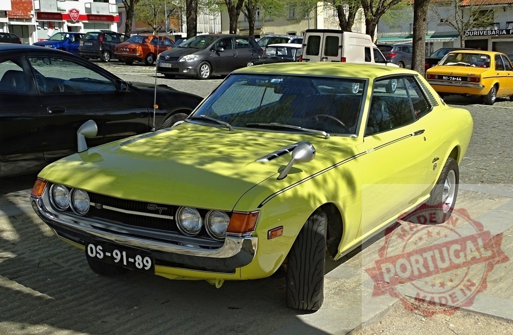 Toyota Celica yellow classic sports car parked on street | Yellow Toyota Celica classic sports car parked on a paved street in a town - Realisiert mit Pictrs.com