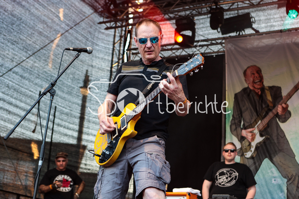 Sommer am Kiez | Nikolaj "Sonnenscheisse" von der Band "Die Kassierer" beim Auftritt auf dem Augsburger Festival "Sommer am Kiez" an der Gitarre / Livemusik / Konzert / Musik / Laut / Punk / Punkmusik / Gitarrist