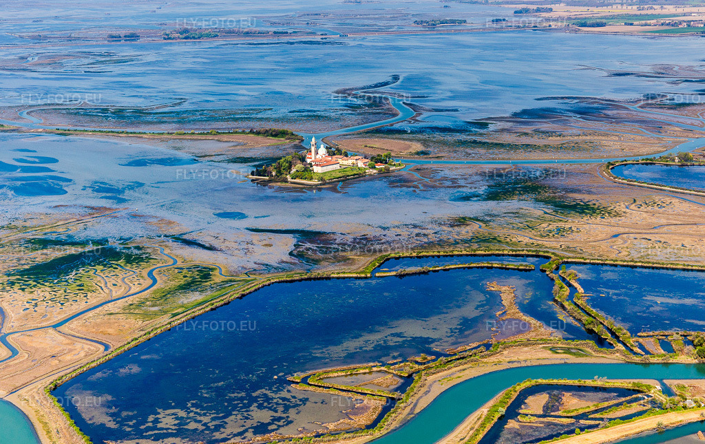 Vue aérienne: Île de l'Adriatique dans le Lido de Grado avec le monastère Santuario Di Barbana près de Grado à le quartier Santuario di Barbana in Grado dans le département Gorizia, Italie. Photo: IMG_098095.jpg prise le 03/04/2017 par Werner Riehm/FLY-FOTO.eu – Résolution de l'original: 5424 x 3416 px